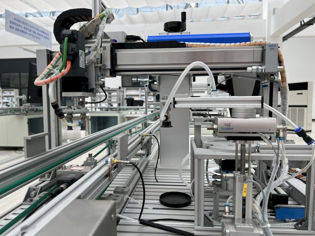 Modern automatizált gépsor pneumatikus egységekkel