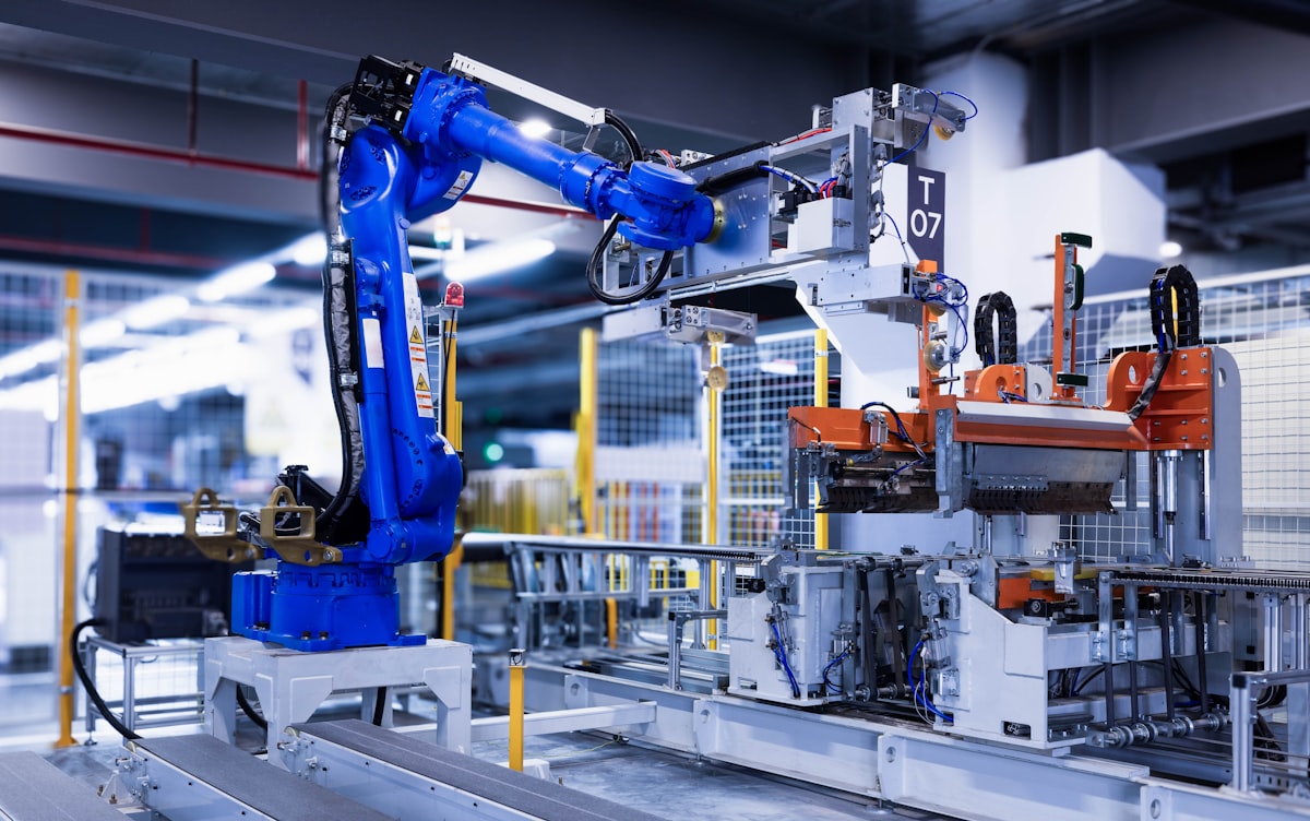 Kék ipari robotkar egy üzemben