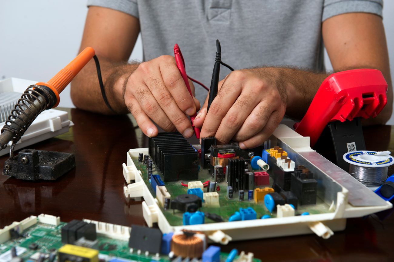 Hibakeresés elektronikai kártyán multiméterrel