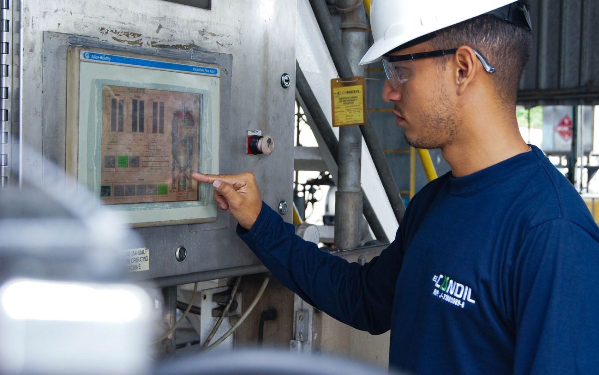 PLC és HMI programozás Kezelő érintőképernyős HMI panelt használ az üzemben